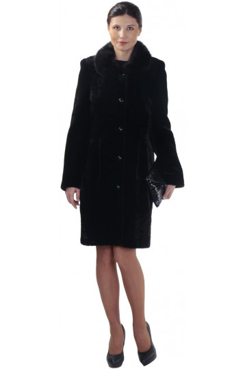 Приталенная шуба из мутона с норковым воротником цвета горький шоколад